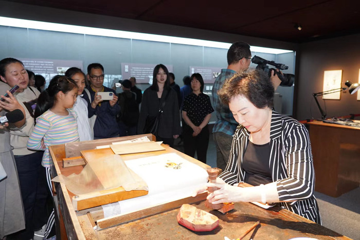 木版水印非遗体验周启动 非遗技艺在国家大剧院再现光彩