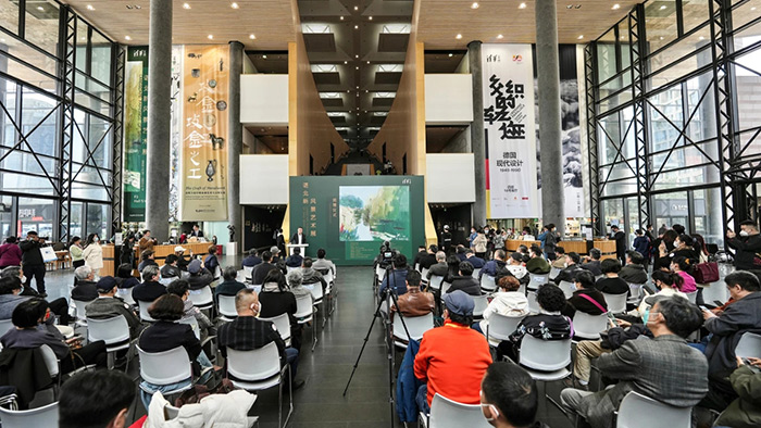 他用艺术与大自然对话，曾以风景油画作为“马训班”毕业作品