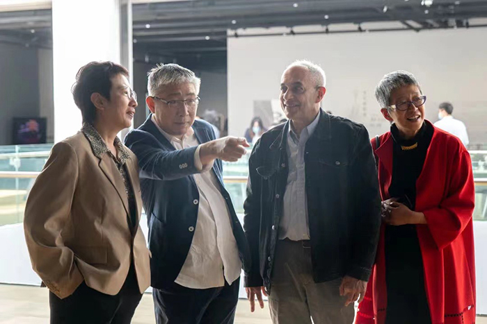 “不远万里”的老安，“平视”中国四十年